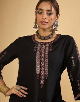 Women Ethnic Motifs Embroidered Thread Work Kurta with Trousers 2