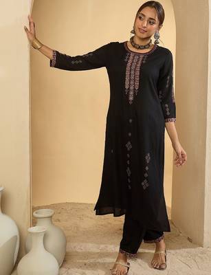 Women Ethnic Motifs Embroidered Thread Work Kurta with Trousers 3