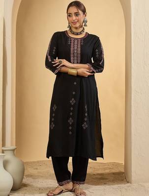 Women Ethnic Motifs Embroidered Thread Work Kurta with Trousers 4