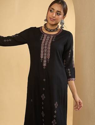 Women Ethnic Motifs Embroidered Thread Work Kurta with Trousers 6