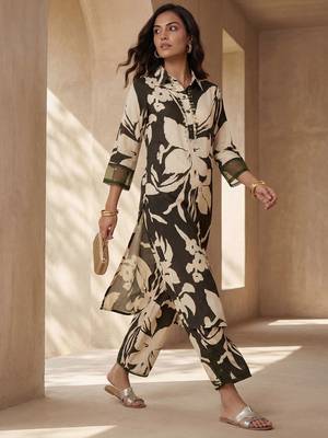 Women Floral Printed Kurta with Trousers 1