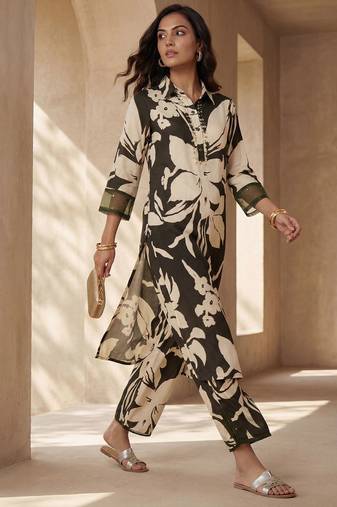 Women Floral Printed Kurta with Trousers