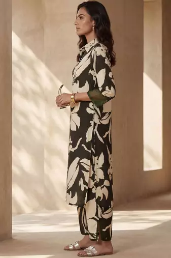 Women Floral Printed Kurta with Trousers