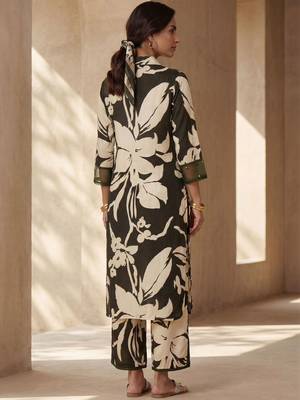 Women Floral Printed Kurta with Trousers 5