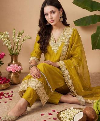Women Floral Embroidered Thread Work Kurta with Trousers & With Dupatta 2
