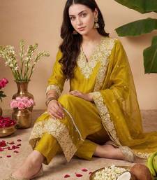 Women Floral Embroidered Thread Work Kurta with Trousers & With Dupatta