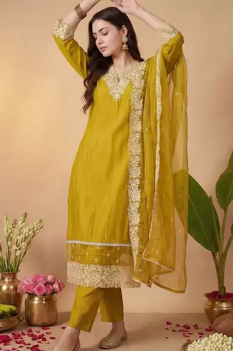 Women Floral Embroidered Thread Work Kurta with Trousers & With Dupatta