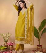 Women Floral Embroidered Thread Work Kurta with Trousers & With Dupatta