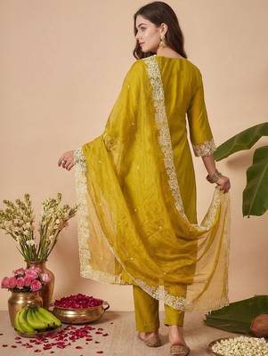 Women Floral Embroidered Thread Work Kurta with Trousers & With Dupatta 5