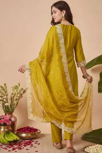Women Floral Embroidered Thread Work Kurta with Trousers & With Dupatta
