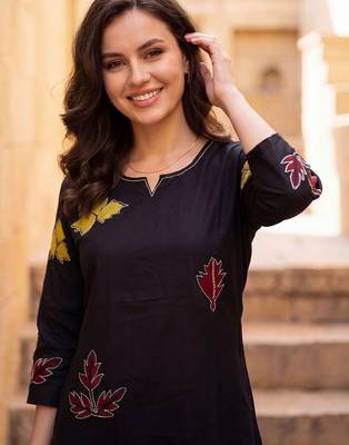 Women Ethnic Motifs Embroidered Thread Work Kurta with Trousers 3