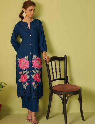 Women Floral Embroidered Thread Work Kurta with Trousers 1