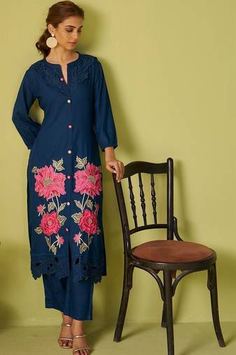 Women Floral Embroidered Thread Work Kurta with Trousers