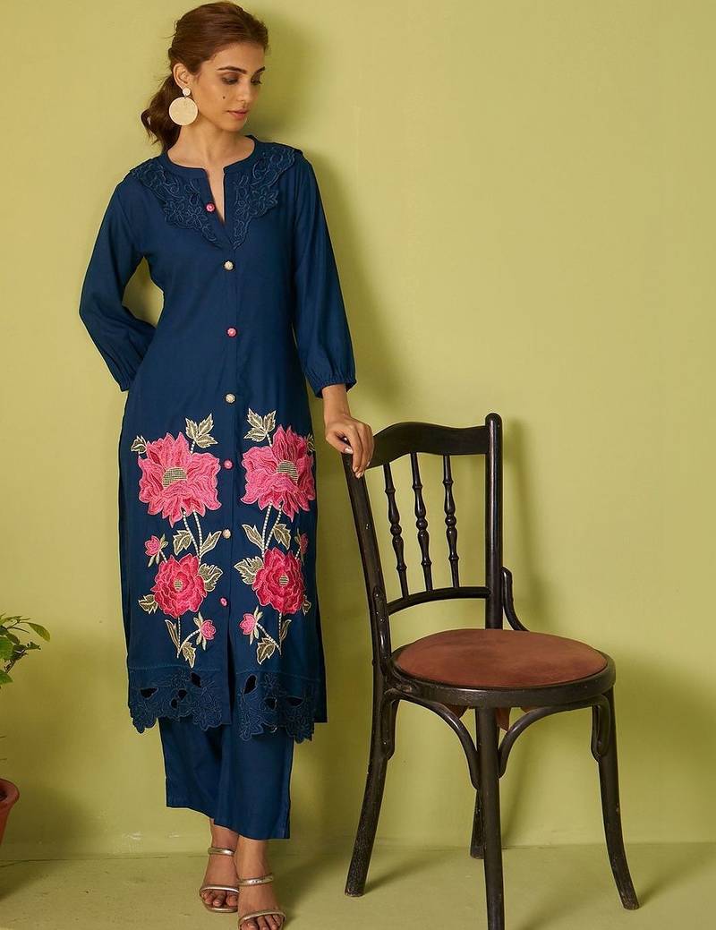 Women Floral Embroidered Thread Work Kurta with Trousers