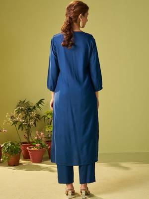 Women Floral Embroidered Thread Work Kurta with Trousers 2