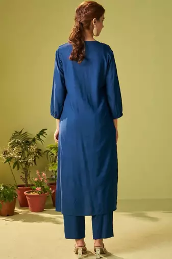 Women Floral Embroidered Thread Work Kurta with Trousers