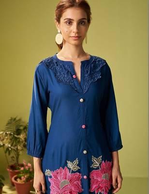 Women Floral Embroidered Thread Work Kurta with Trousers 4