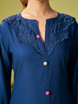 Women Floral Embroidered Thread Work Kurta with Trousers 5