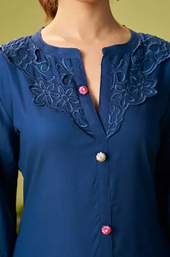 Women Floral Embroidered Thread Work Kurta with Trousers