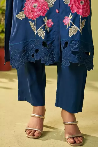 Women Floral Embroidered Thread Work Kurta with Trousers