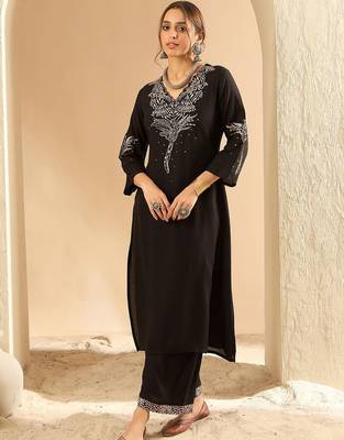 Women Embroidered Kurta with Trousers 2