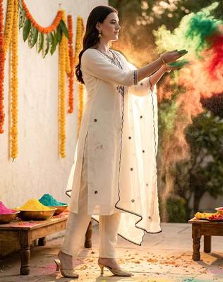 Women Ethnic Motifs Embroidered Thread Work Republic Day Kurta with Trousers & With Dupatta 1
