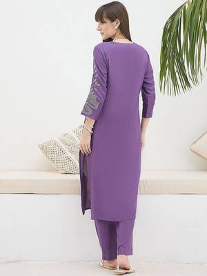 Women Floral Printed Kurta with Trousers 4