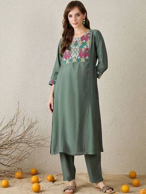 Women Embroidered Thread Work Kurta with Trousers 1