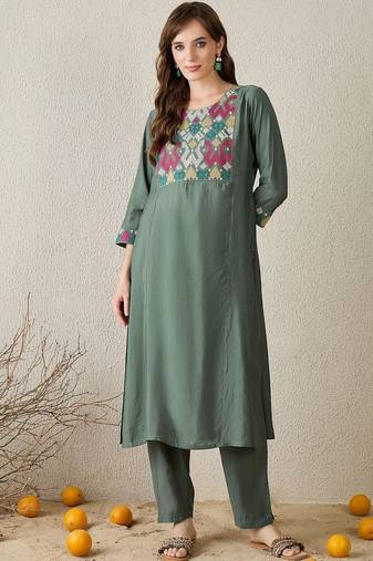Women Embroidered Thread Work Kurta with Trousers