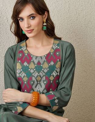 Women Embroidered Thread Work Kurta with Trousers 2