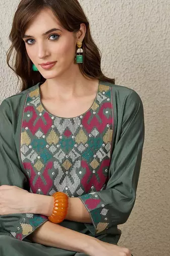 Women Embroidered Thread Work Kurta with Trousers