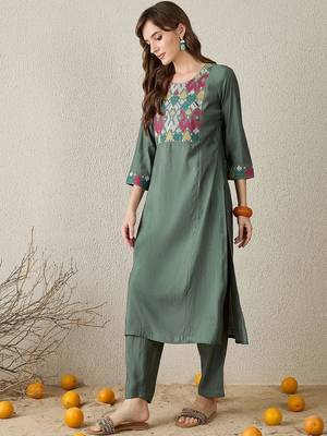 Women Embroidered Thread Work Kurta with Trousers 3