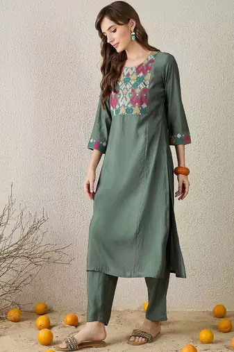 Women Embroidered Thread Work Kurta with Trousers