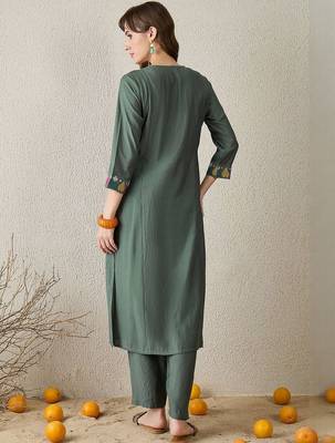 Women Embroidered Thread Work Kurta with Trousers 4