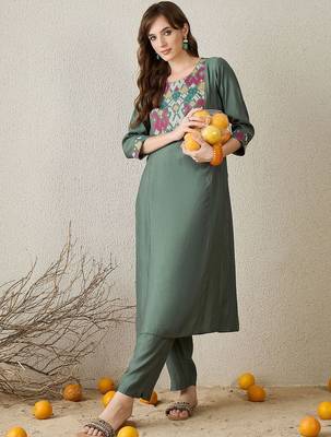 Women Embroidered Thread Work Kurta with Trousers 5