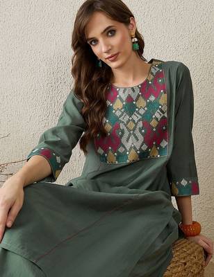 Women Embroidered Thread Work Kurta with Trousers 6