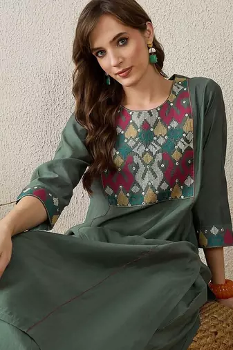 Women Embroidered Thread Work Kurta with Trousers