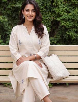 Women Ethnic Motifs Embroidered Thread Work Cotton Kurta with Palazzos 5