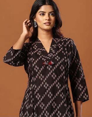 Women Ethnic Motifs Printed Cotton Kurta with Trousers 4