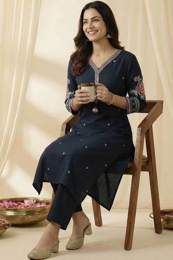 Women Floral Embroidered Thread Work Kurta with Trousers