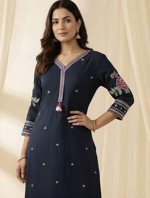 Women Floral Embroidered Thread Work Kurta with Trousers 2