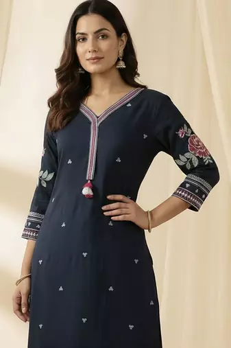 Women Floral Embroidered Thread Work Kurta with Trousers