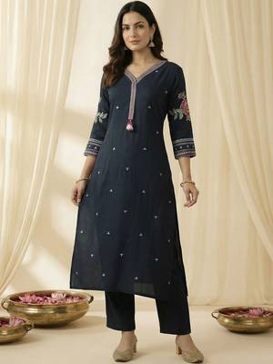 Women Floral Embroidered Thread Work Kurta with Trousers 3