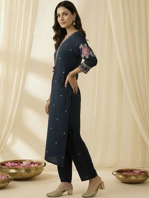 Women Floral Embroidered Thread Work Kurta with Trousers 4