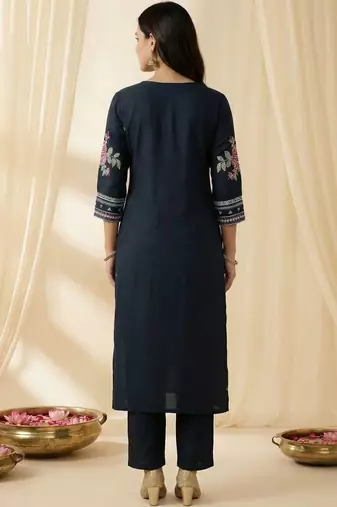 Women Floral Embroidered Thread Work Kurta with Trousers