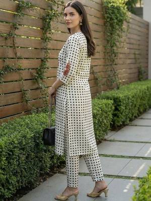 Women Printed Beads and Stones Cotton Kurta with Trousers 3