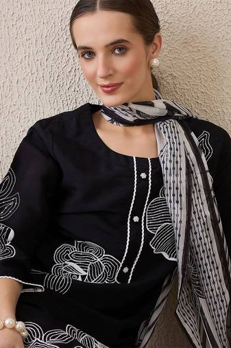 Floral Embroidered Round Neck Sequinned Linen Kurta With Trousers & Dupatta