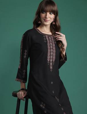 Ethnic Motifs Embroidered Thread Work Kurta with Trousers 1