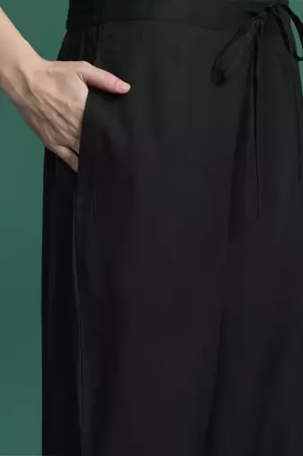Ethnic Motifs Embroidered Thread Work Kurta with Trousers