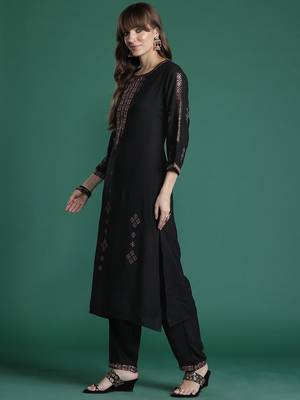 Ethnic Motifs Embroidered Thread Work Kurta with Trousers 5